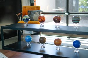 Set de 8 planètes MOVA Globes posé sur une étagère