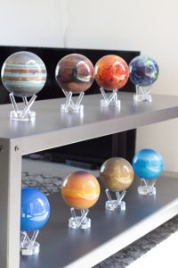 Set de 8 planètes MOVA Globes posé sur une étagère